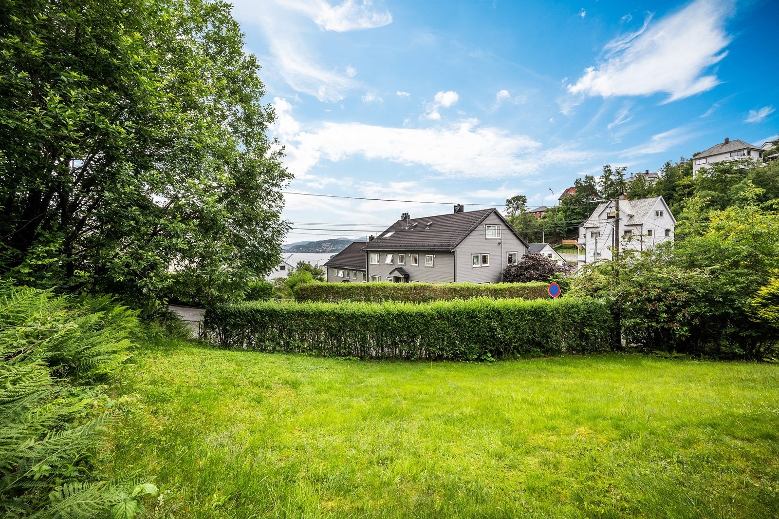 - Stor og flott felles hage for sameiet som oppleves svært romslig og fredelig - Galleribilde