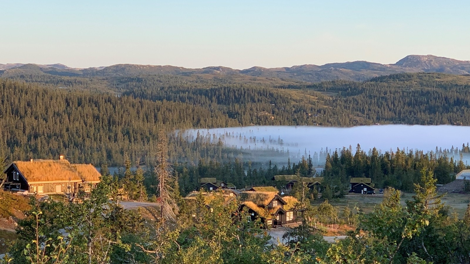 Morgensol og dis over Sundtjønn sett fra Myrefjellhøgde Syd Galleribilde