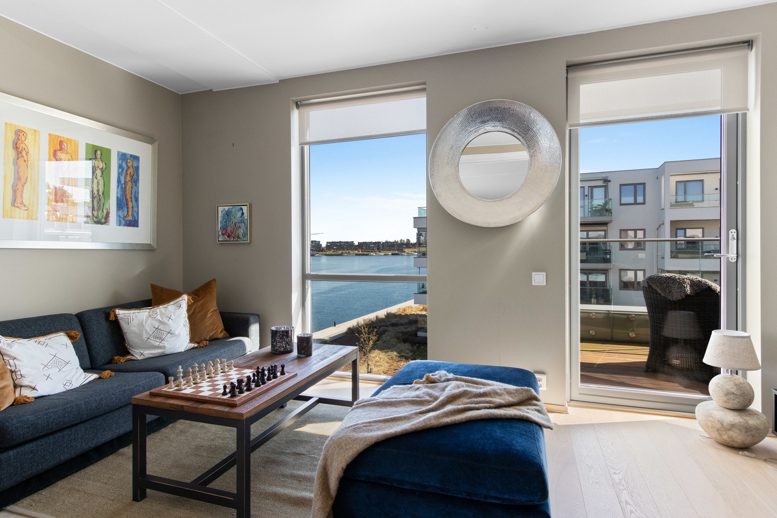Stuene har også enstavs parkett på gulv med vannbåren varme, gråmalte veggflater og god plass til sofaløsninger. Galleribilde
