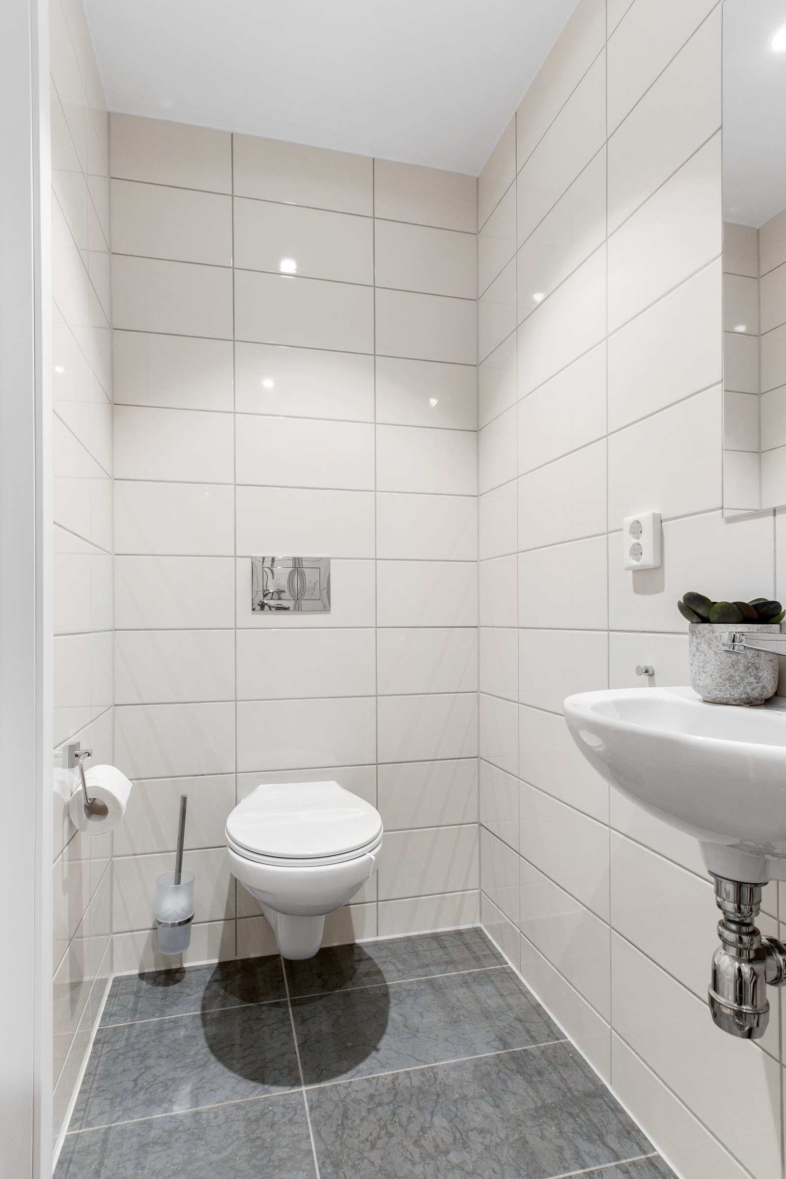 Badet har også servant, speil, veggmontert toalett, varmekabler og balansert ventilasjon. Galleribilde