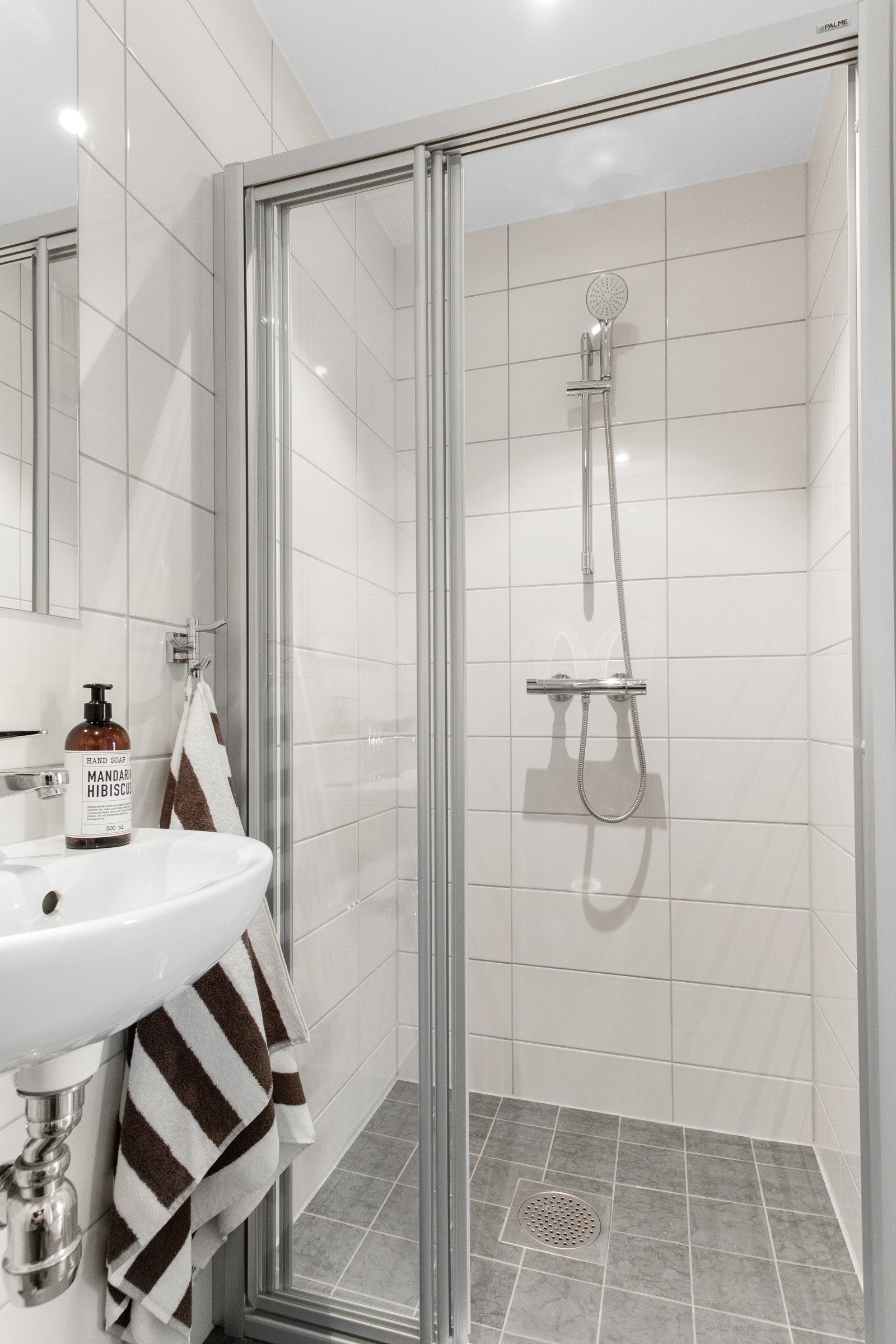 Det andre badet har adkomst fra entré/gang, og her er det dusjnisje med skyvedør. Galleribilde