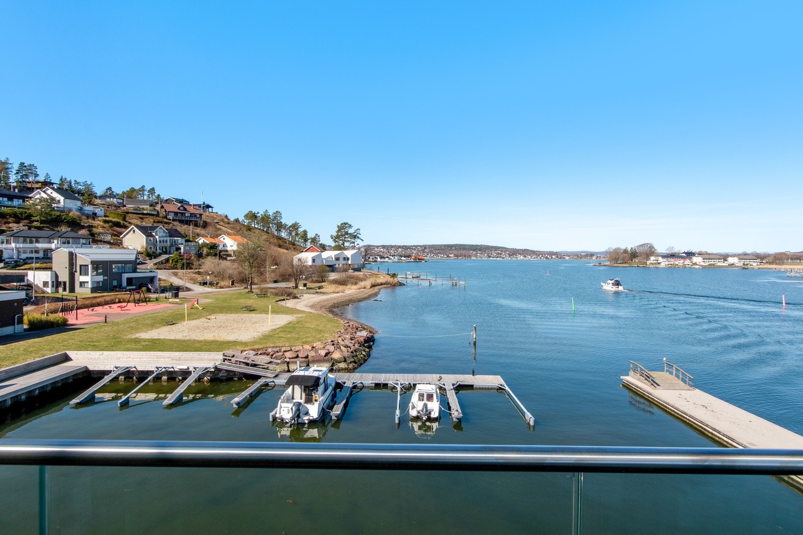 Leiligheten disponerer båtplass (nr. 10) på felles brygge (3 meter bredde). Galleribilde