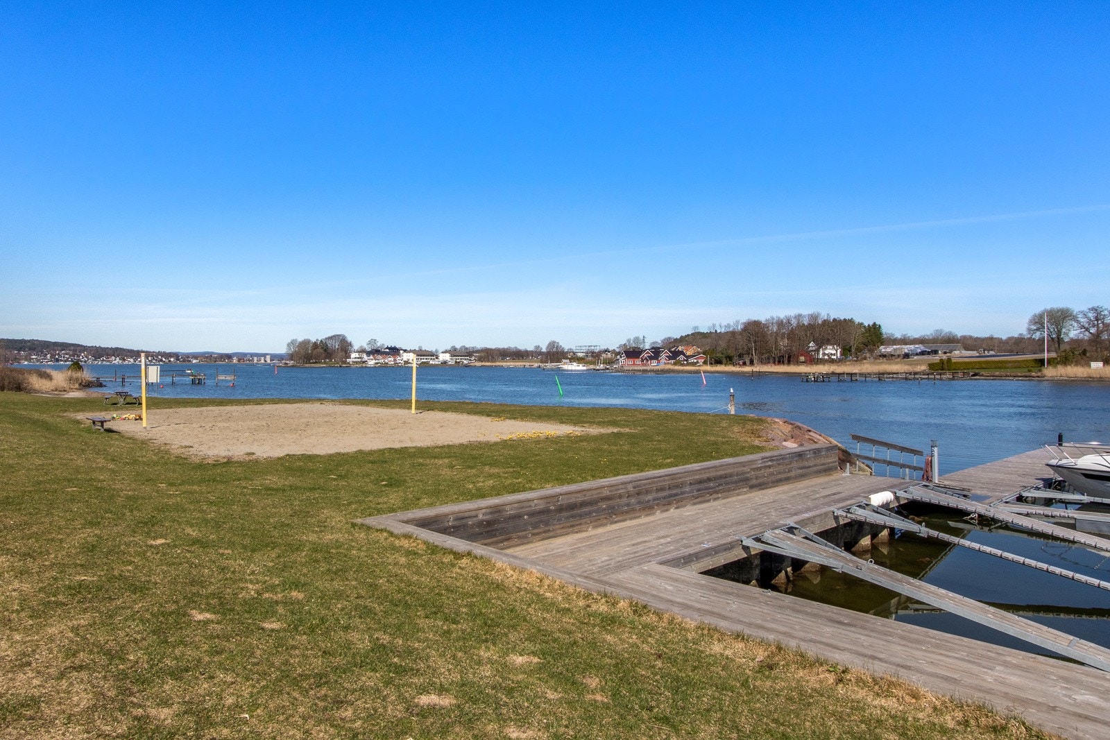 På Husøy Havn finner du bademuligheter, volleyballbane og fine turstier. Galleribilde