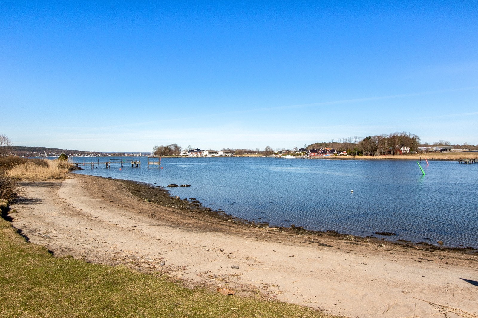 Nærmiljøet er attraktivt og trivelig, og byr på solrike omgivelser med duft av sjø, nydelig utsikt og lyden av lett bølgeskvulp. Galleribilde