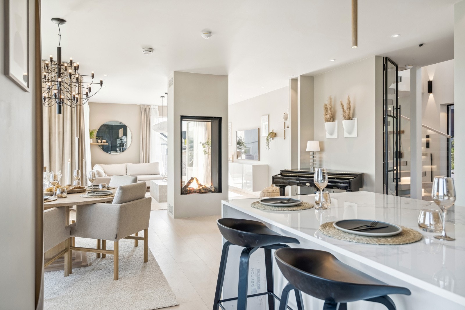 Fra kjøkken mot stuen - åpen løsning Galleribilde