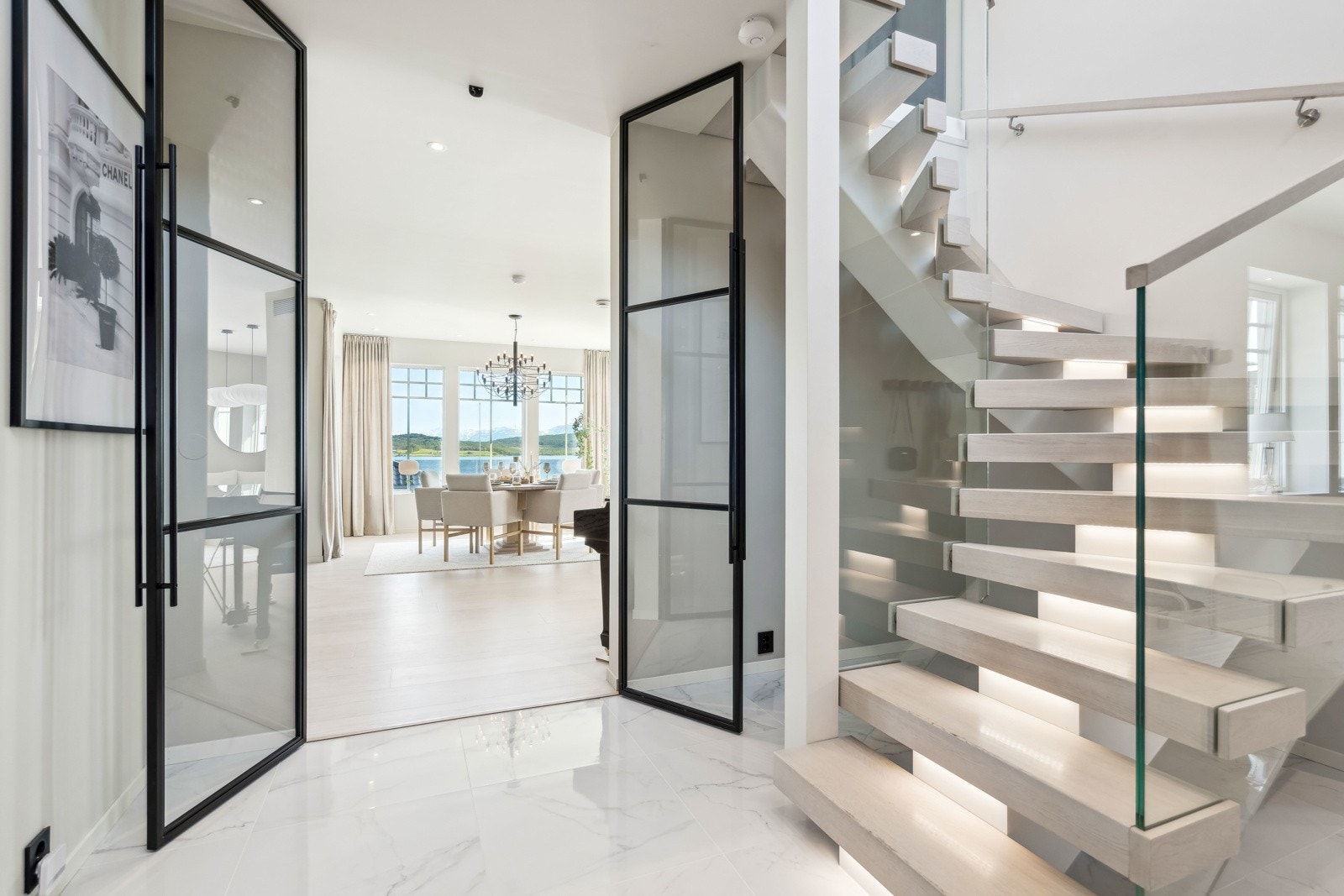 Lekker hall med solid trapp opp Galleribilde