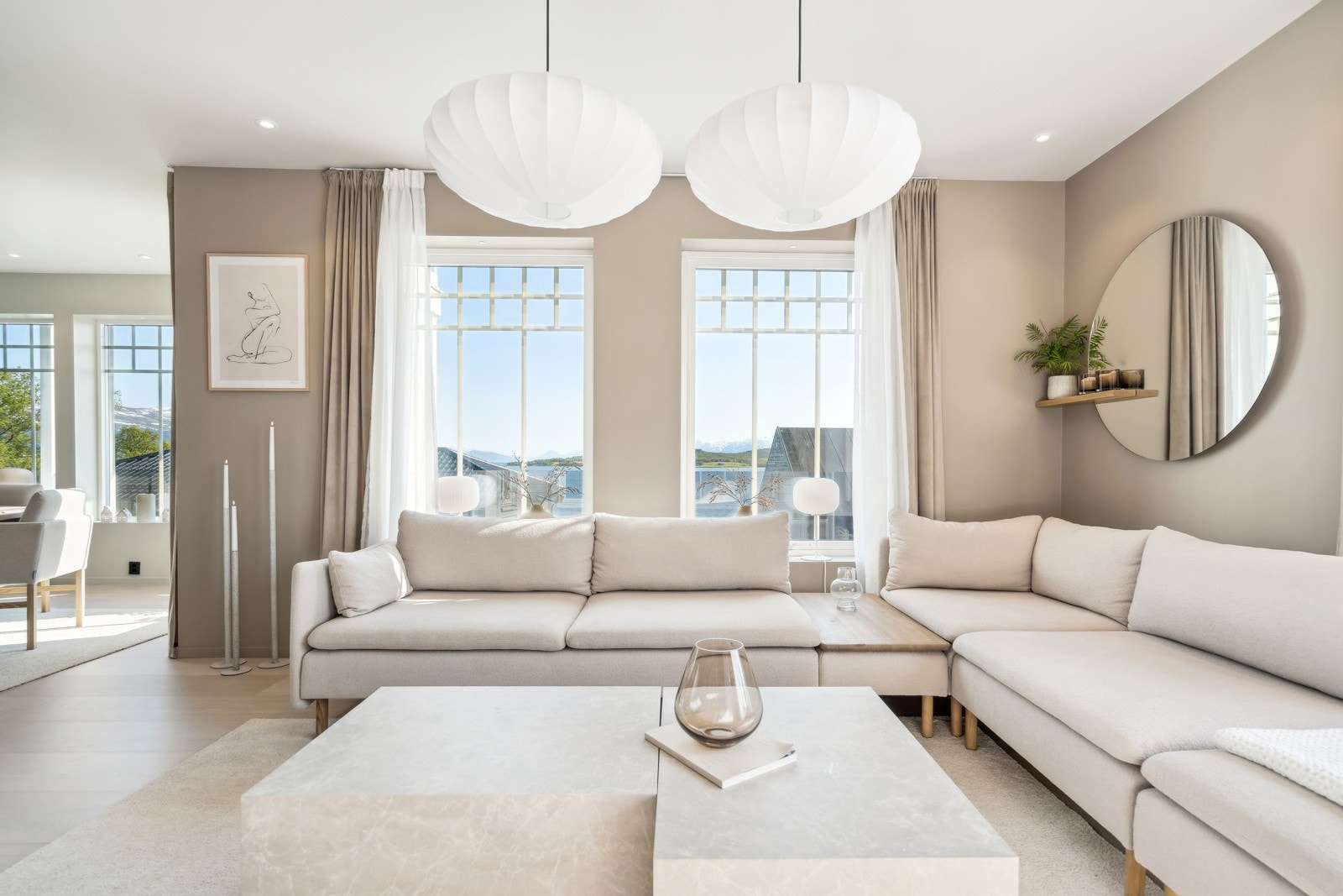 Rikelig med lysinnslipp i stue Galleribilde