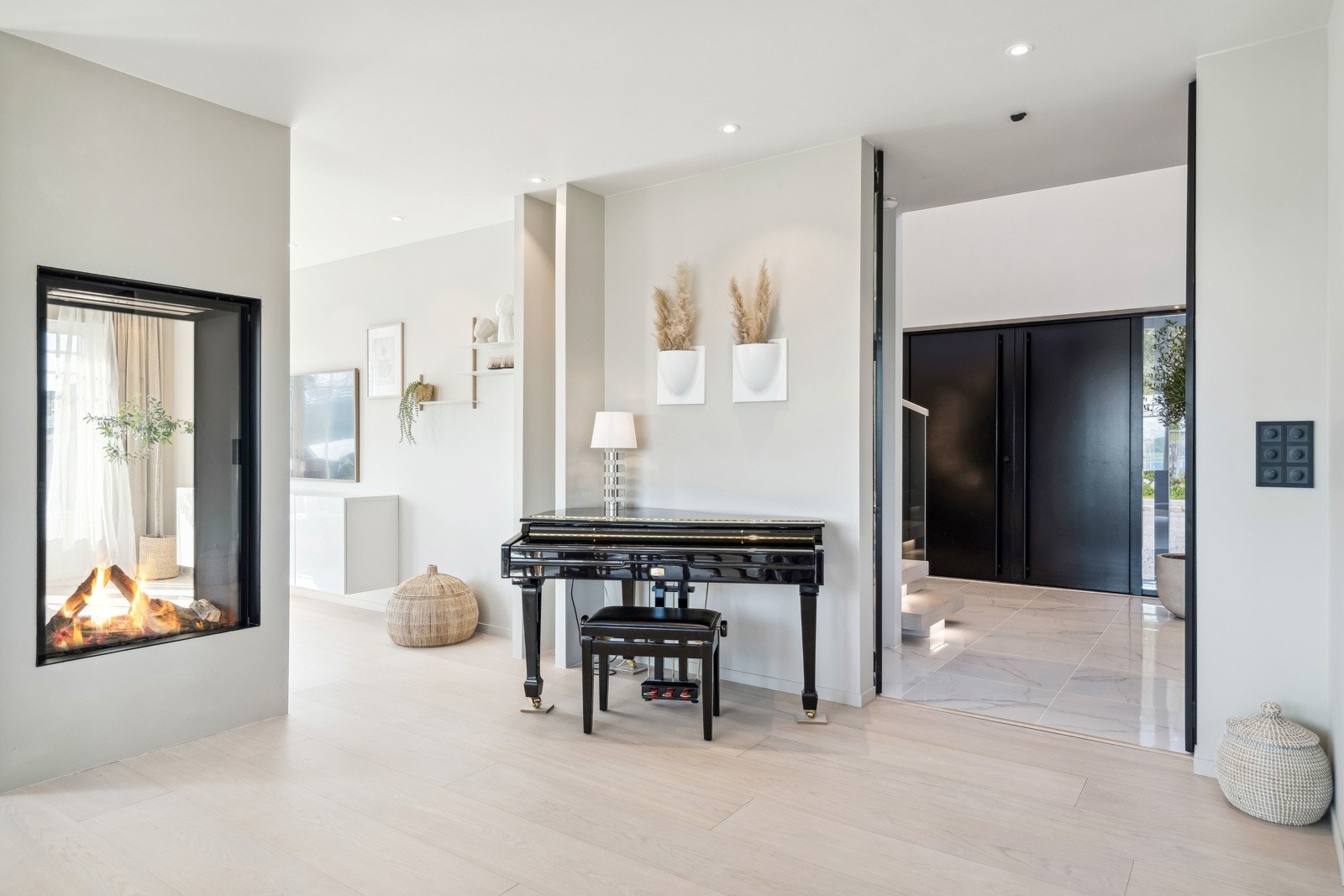 Fra stue ut mot den flotte hallen Galleribilde