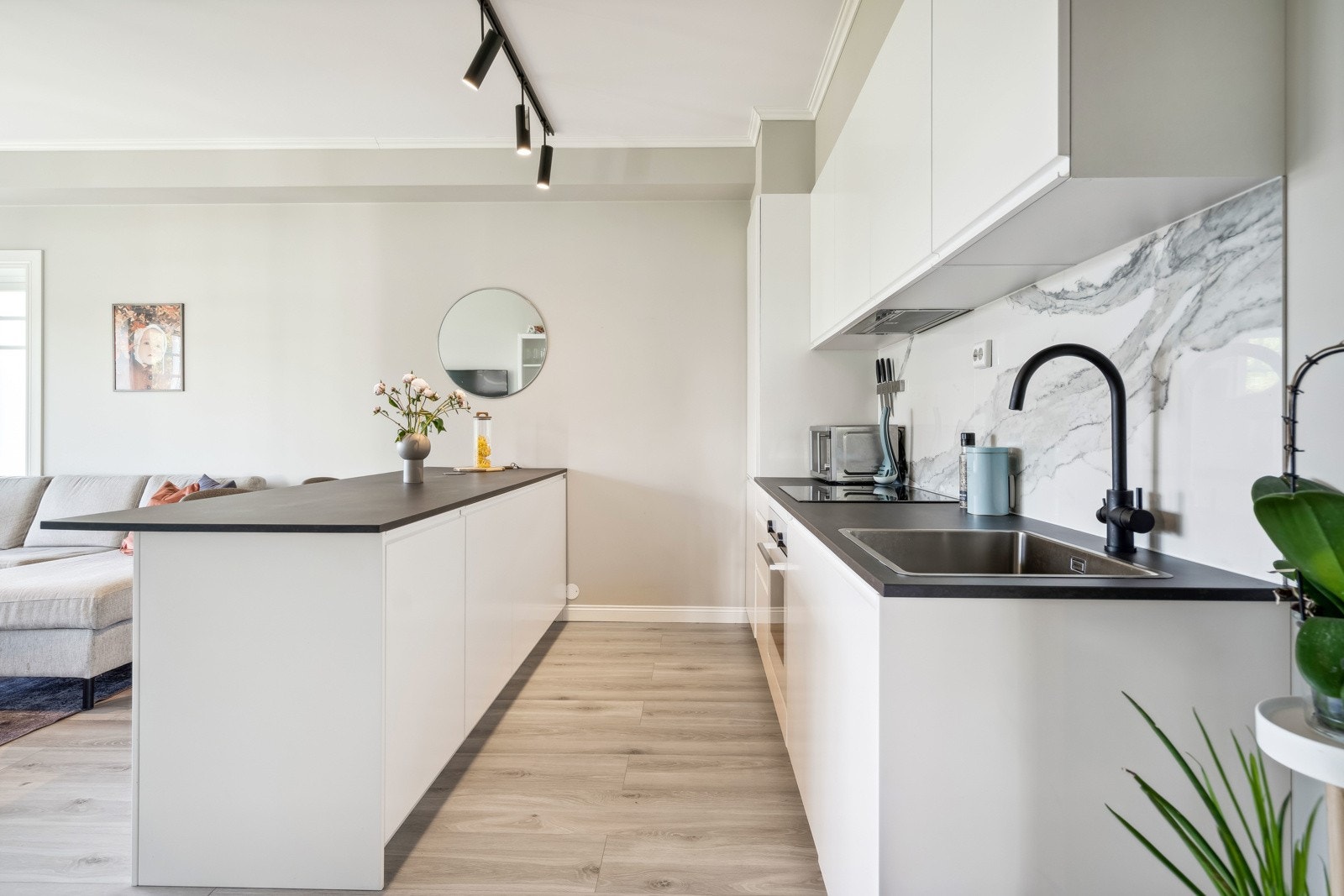 kjøkken med kjøkkenøy i den største utleiedelen Galleribilde