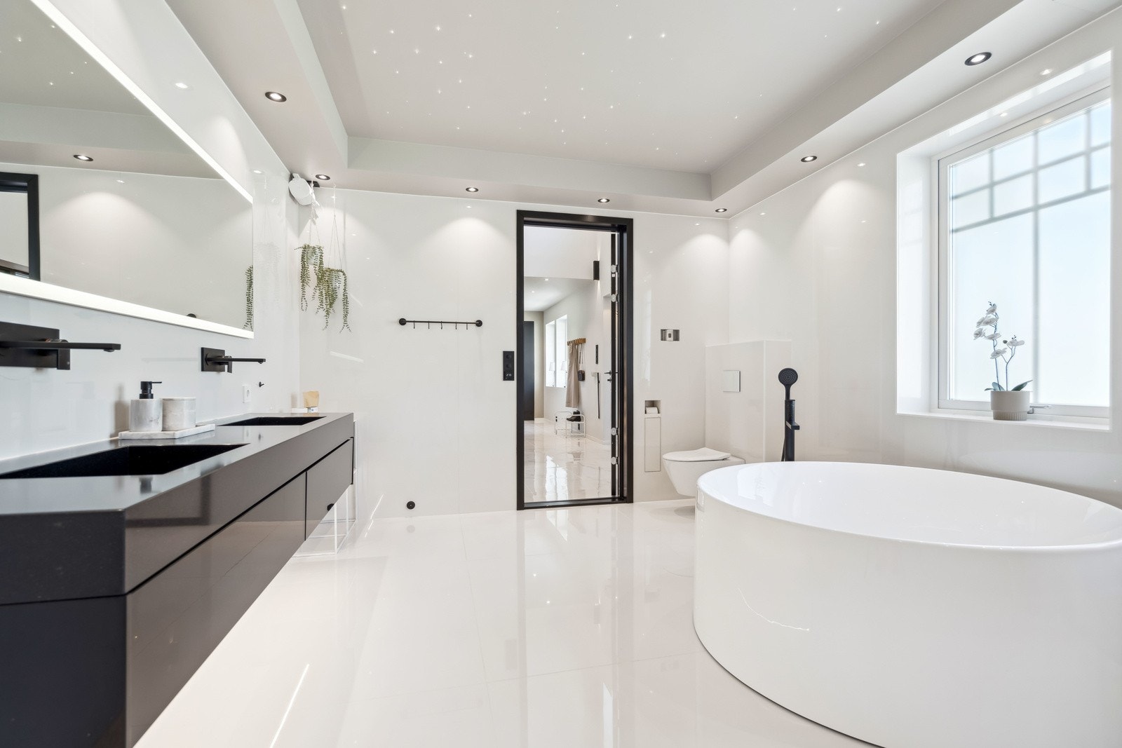 Eksklusive fliser og god plass Galleribilde