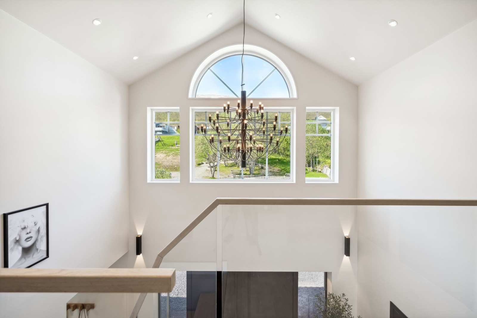 Flotte vinduer slipper lyset inn i trapperommet Galleribilde