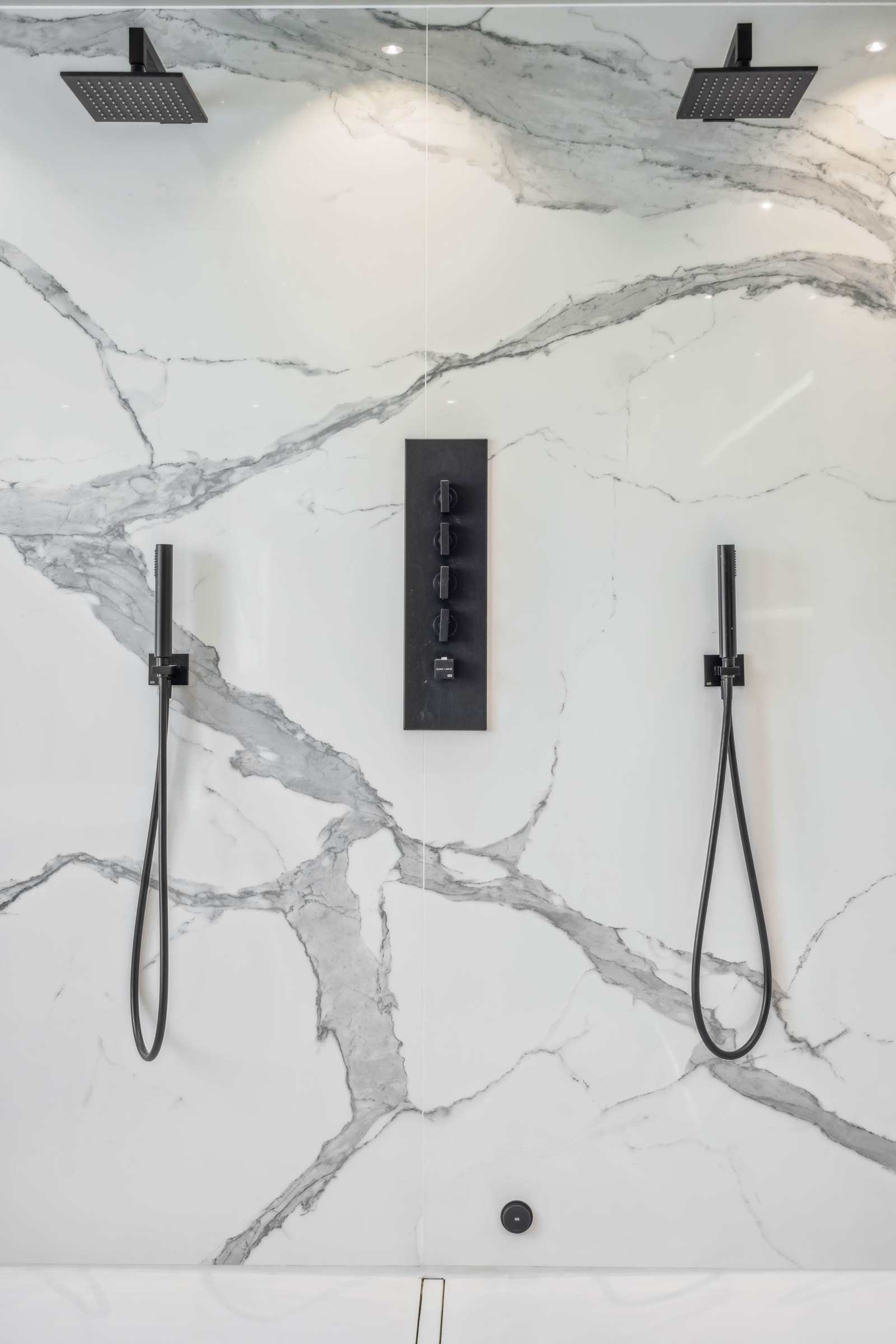 Badet har dobbel dusj i tillegg til badekar Galleribilde