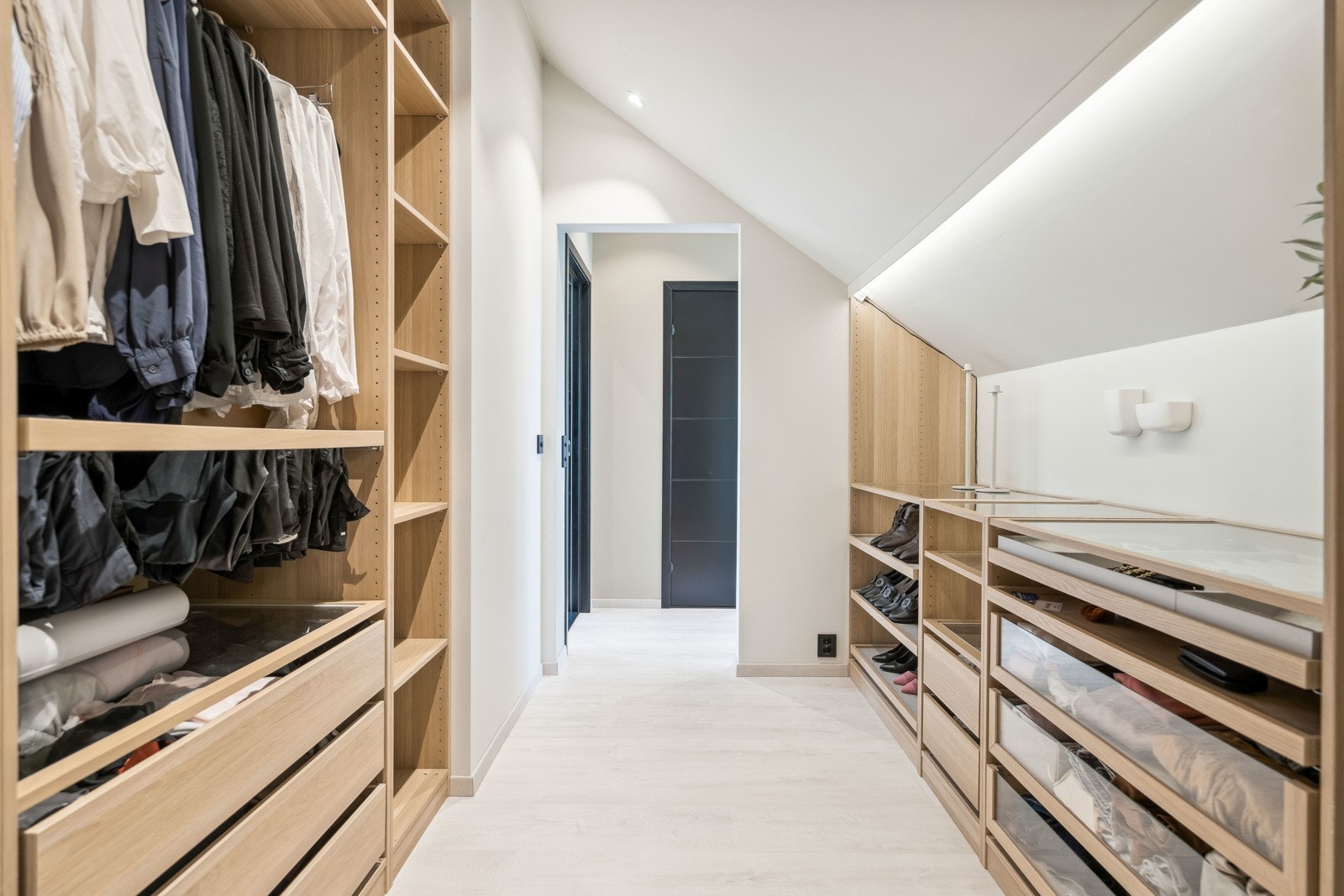 Flott "walk in" garderobe følger også med Galleribilde