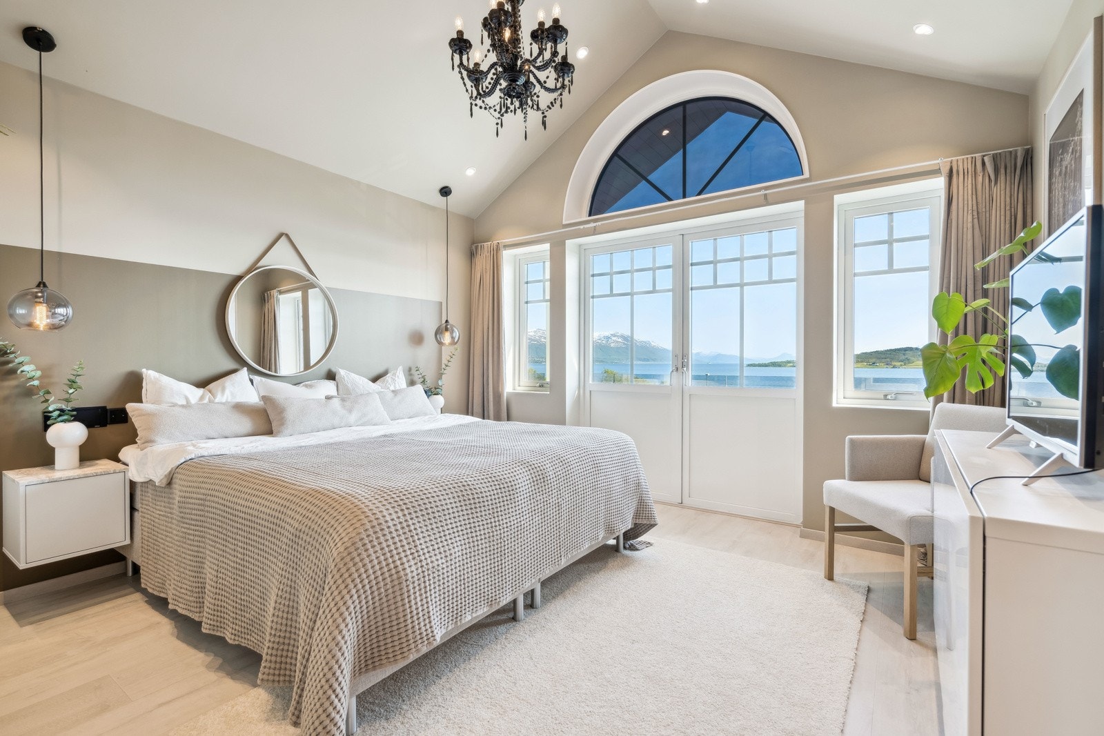 Lekkert hovedsoverom med utgang veranda. Galleribilde