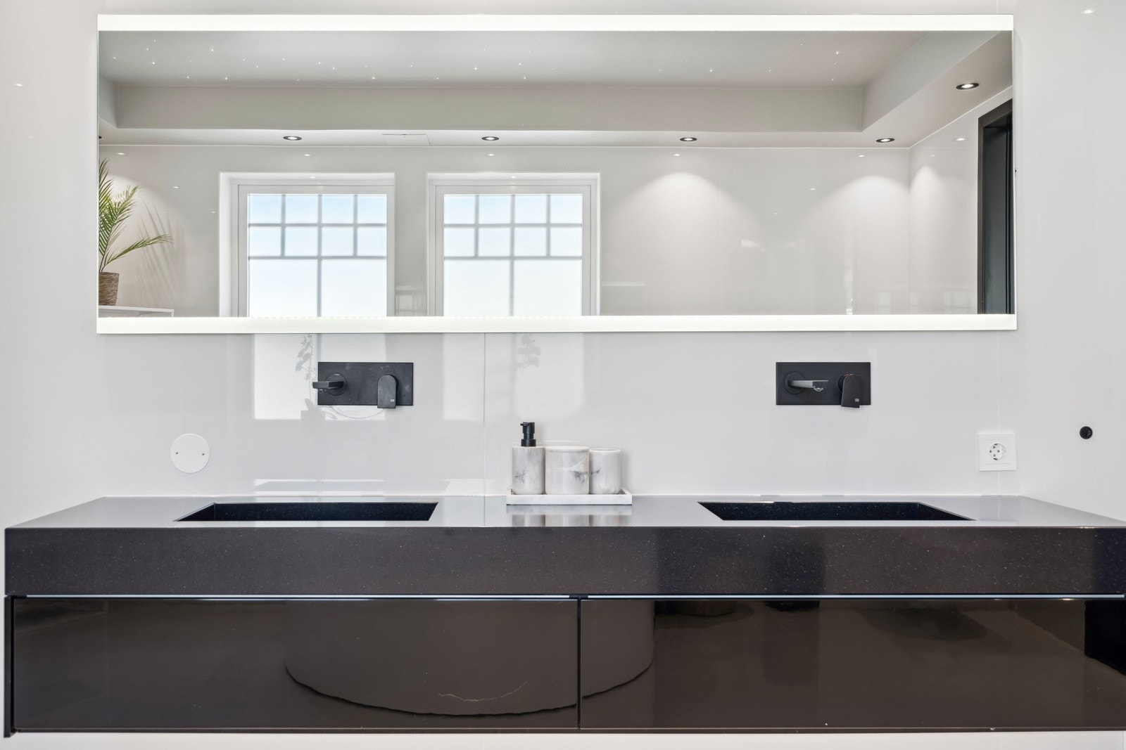 Dobble servanter så morgenstellet går unna Galleribilde