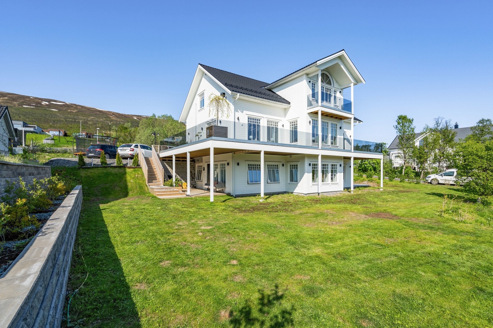 Stor plen foran huset Galleribilde