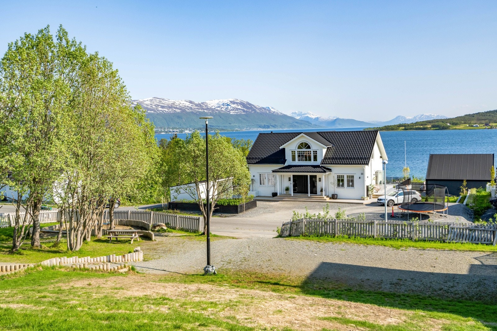 Tomten ligger fint til - nært lekeplass Galleribilde