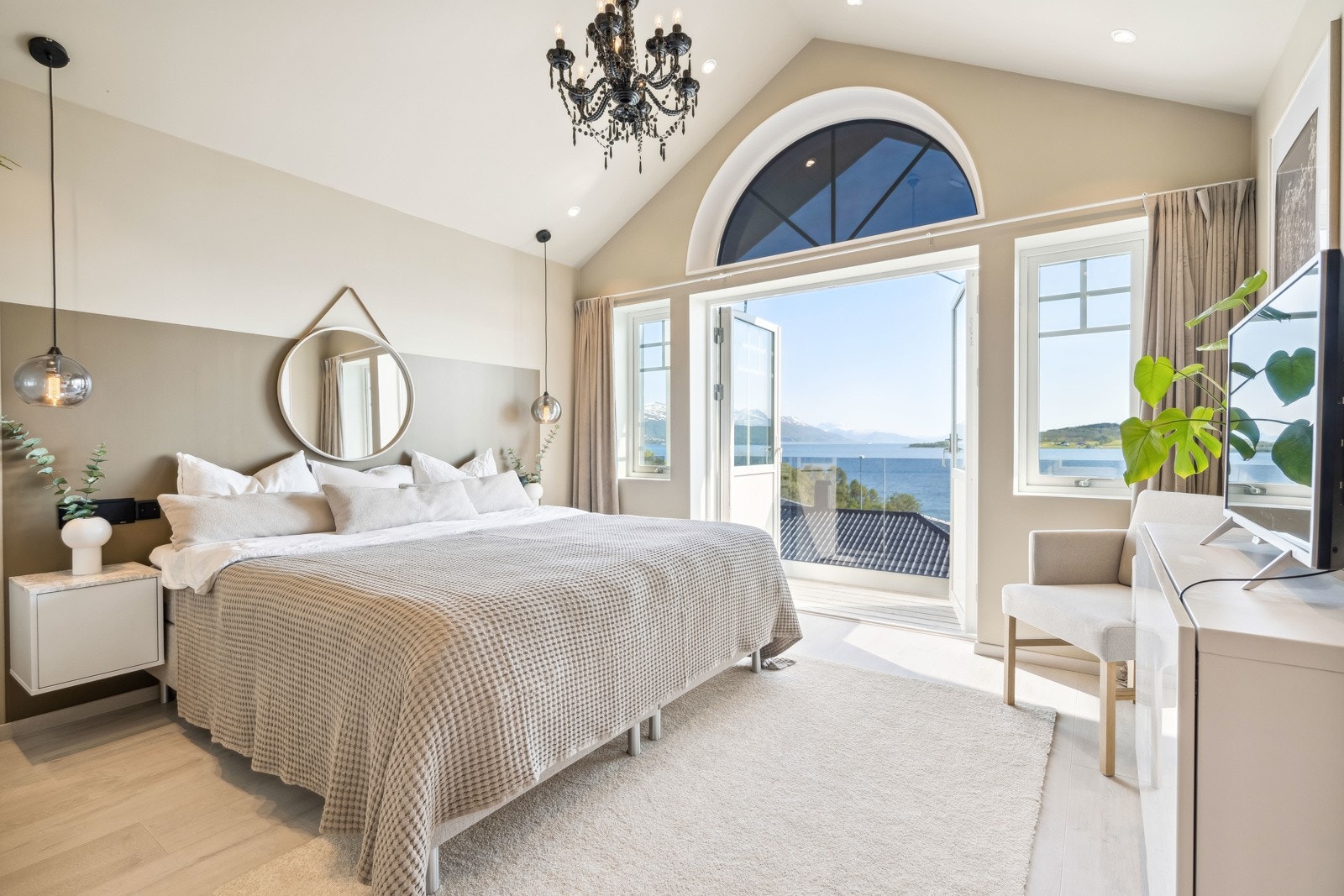 Soverommet har høy himling - gir en fin romfølelse Galleribilde