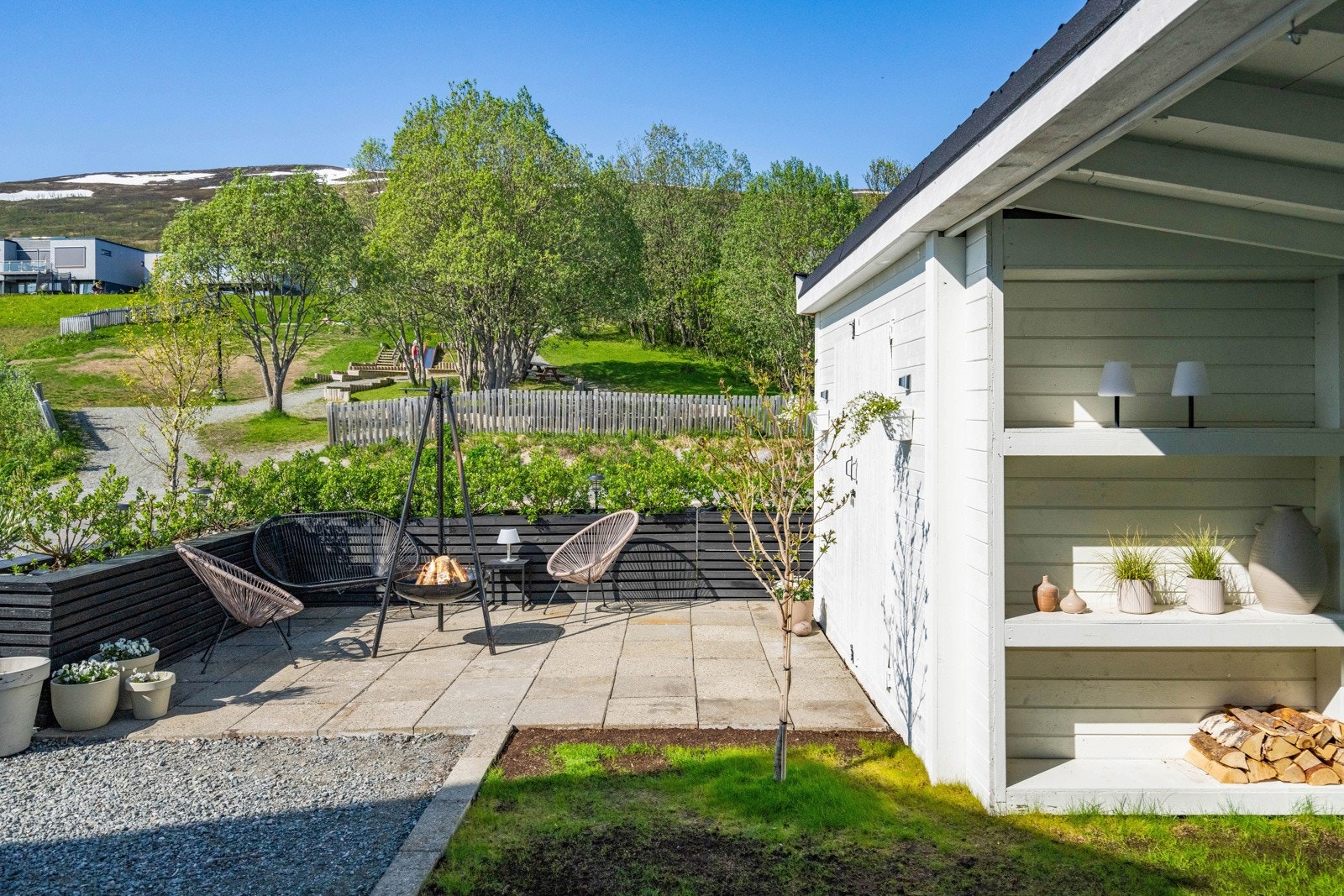 Uteplass for fine ettermiddager i sola Galleribilde