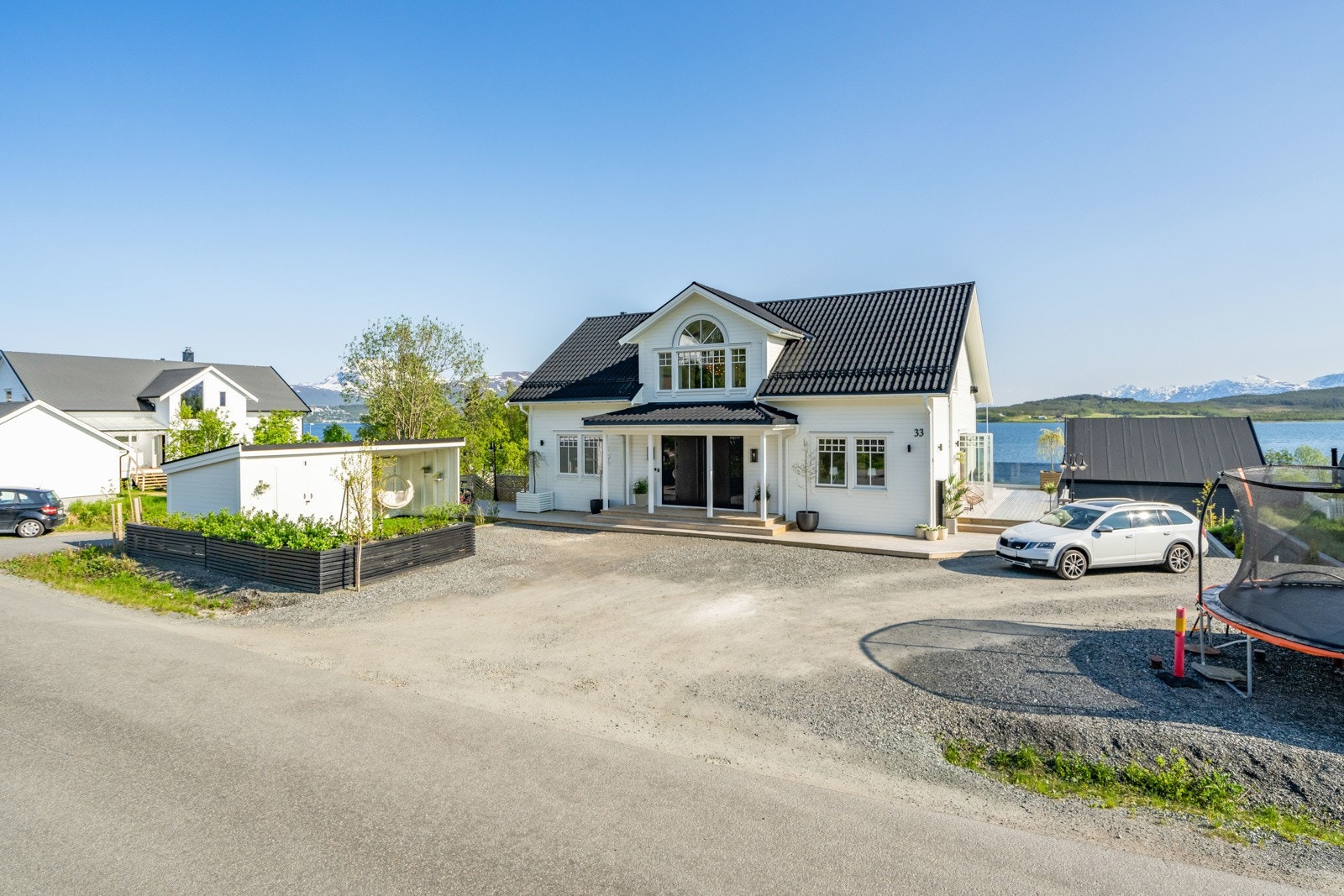 God plass for flere biler foran huset Galleribilde