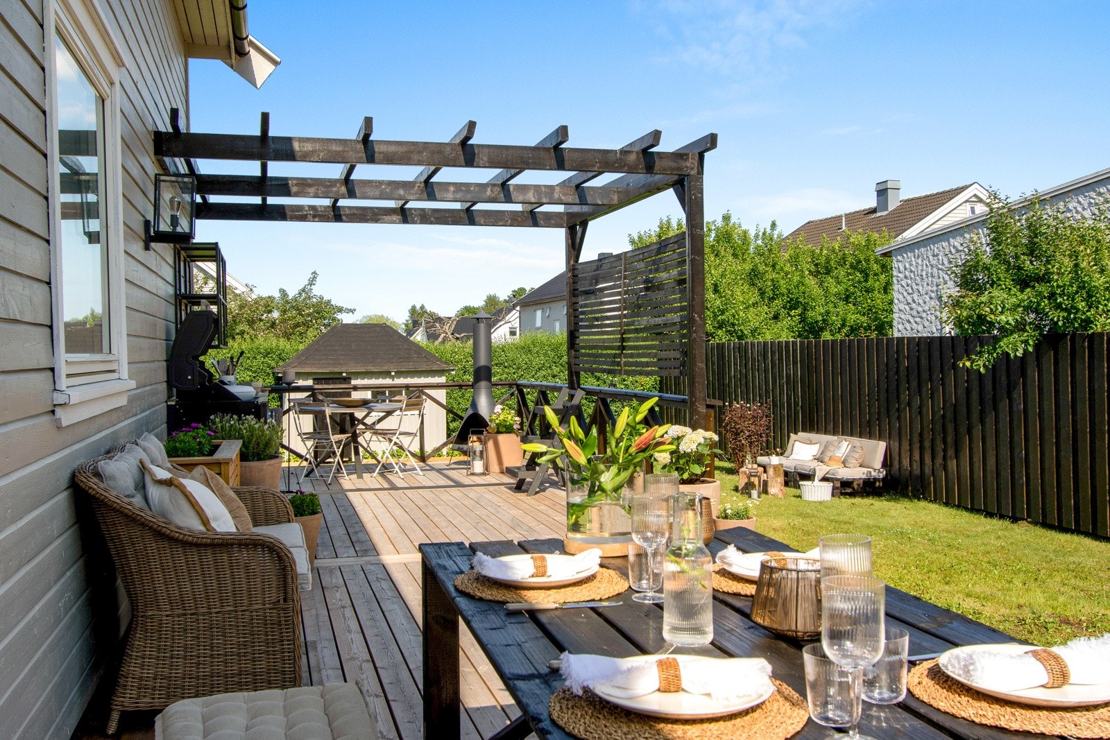 Boligen har flott hage med meget gode solforhold, boltreplass, ny terrasse (63 kvm), utekjøkken mm Galleribilde