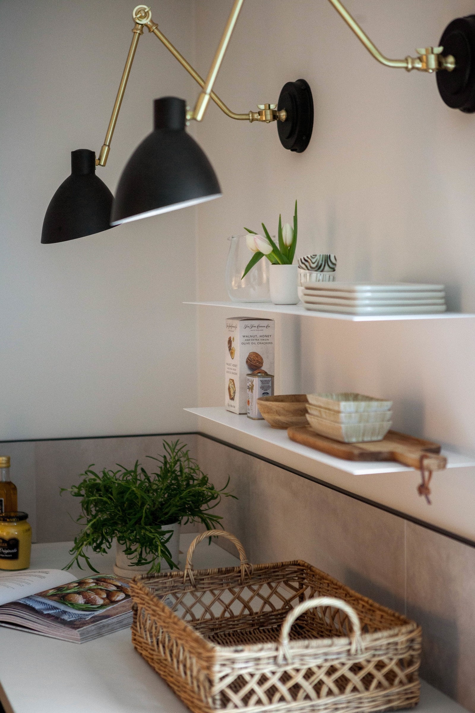 For et luftigere uttrykk er flere overskap droppet til fordel for åpne flater og hyller, men det er likevel godt med både skap- og benkeplass. Galleribilde