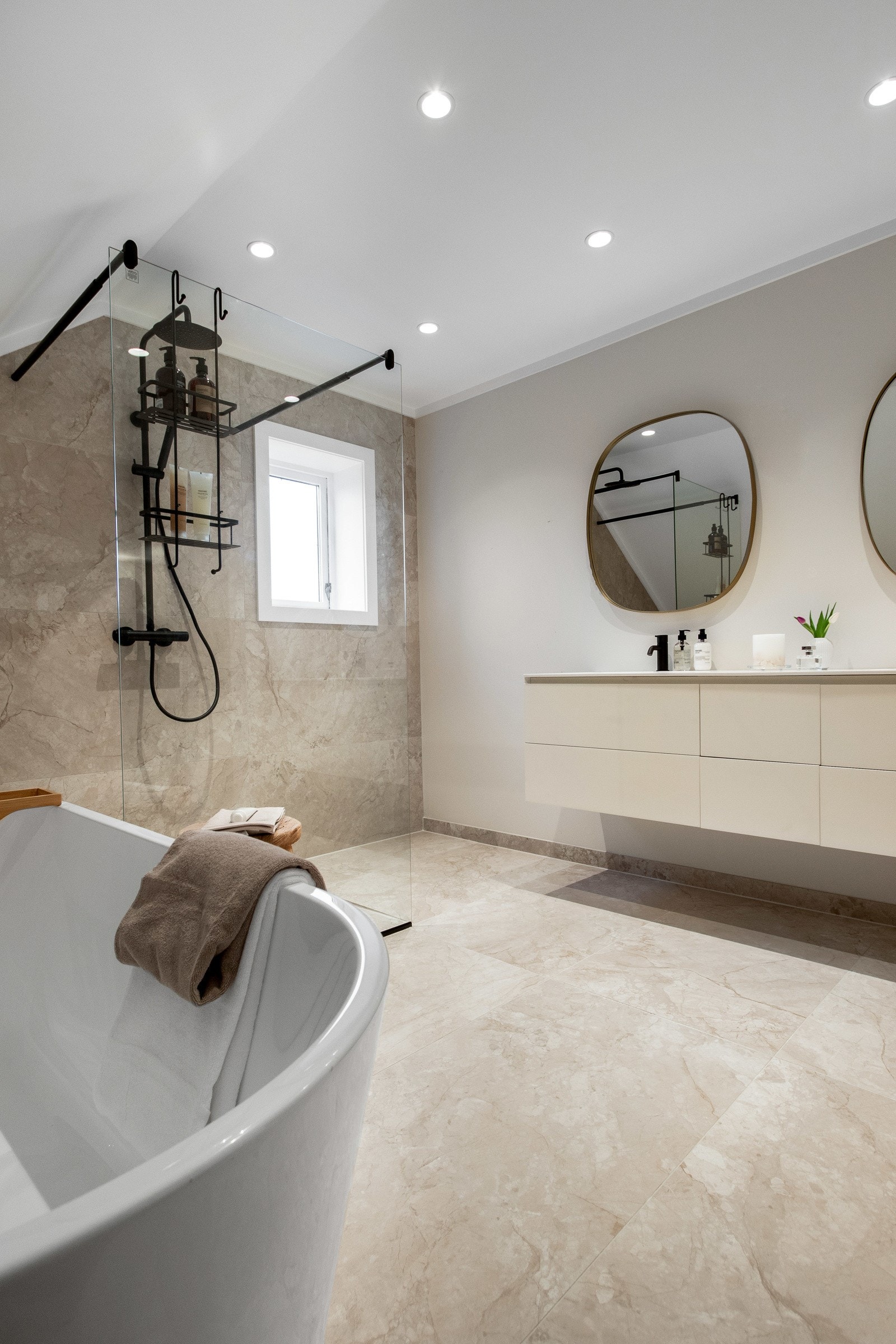 Badet har store italienske marmorerte fliser på vegg og gulv. Galleribilde