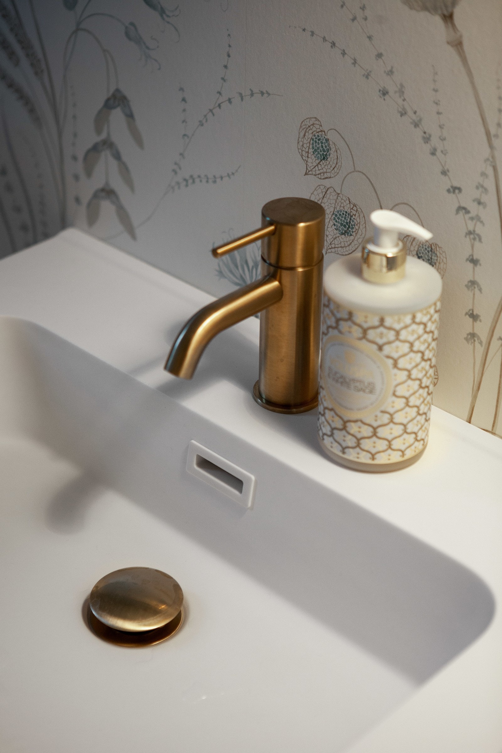 Wc rommet har baderomsmøbel med messing armatur fra Mora. Galleribilde