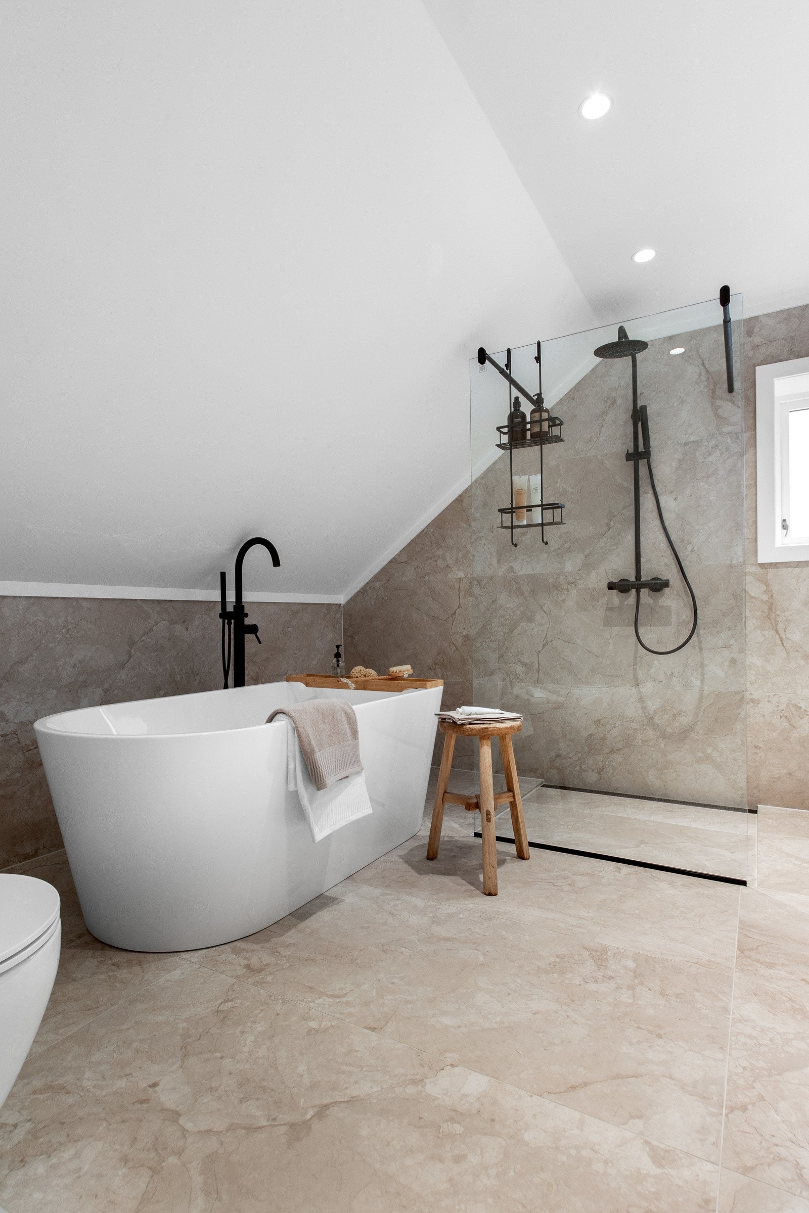 Badet har god størrelse og et stilrent uttrykk, her får man spafølelsen hjemme. Galleribilde