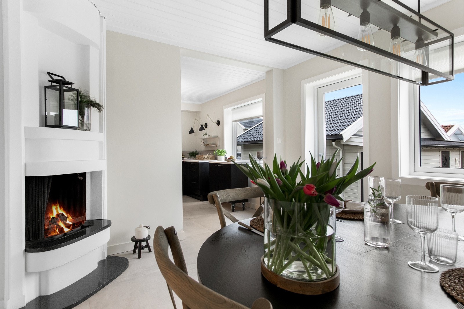 Det er fin utsikt over den koselige hagen og direkte utgang til den nye terrassen med utekjøkken - perfekt for både morgenkaffen og hyggelige grillmiddager. Galleribilde