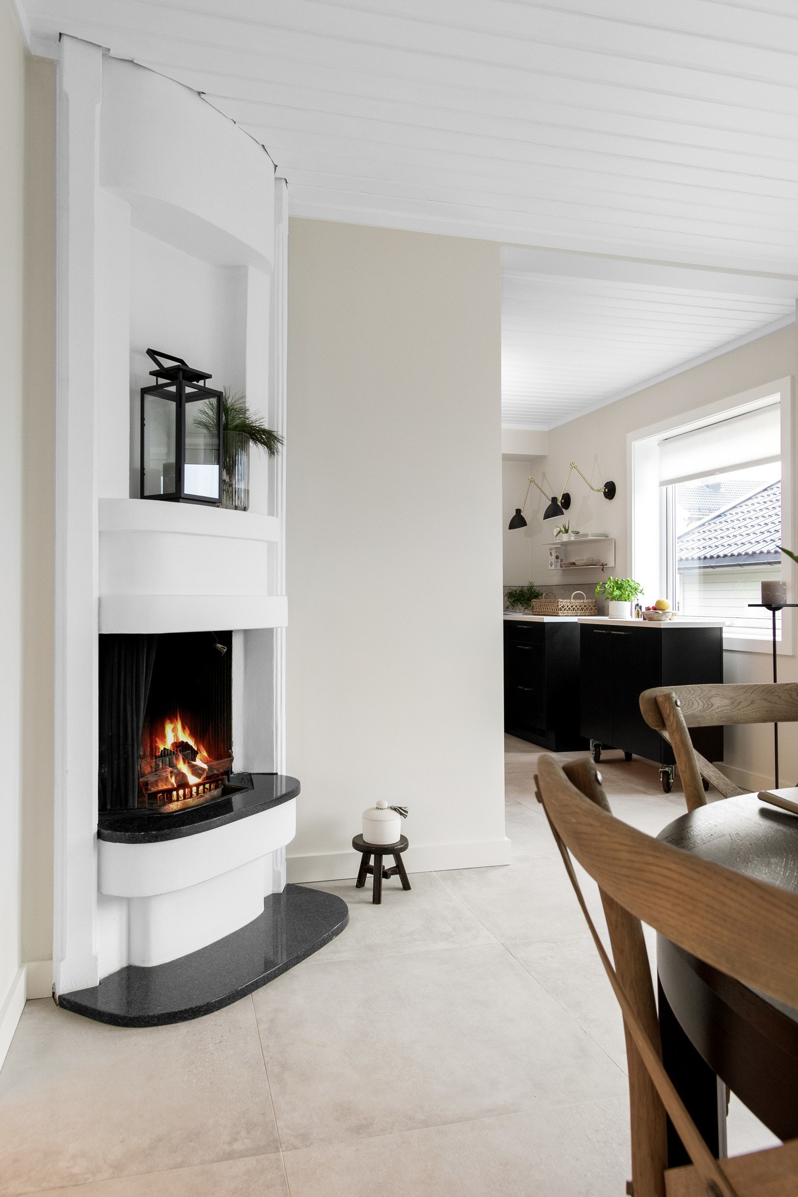 Spisestuen har plass til langbord, og lune kvelder sikres av en flott hjørnepeis. Galleribilde