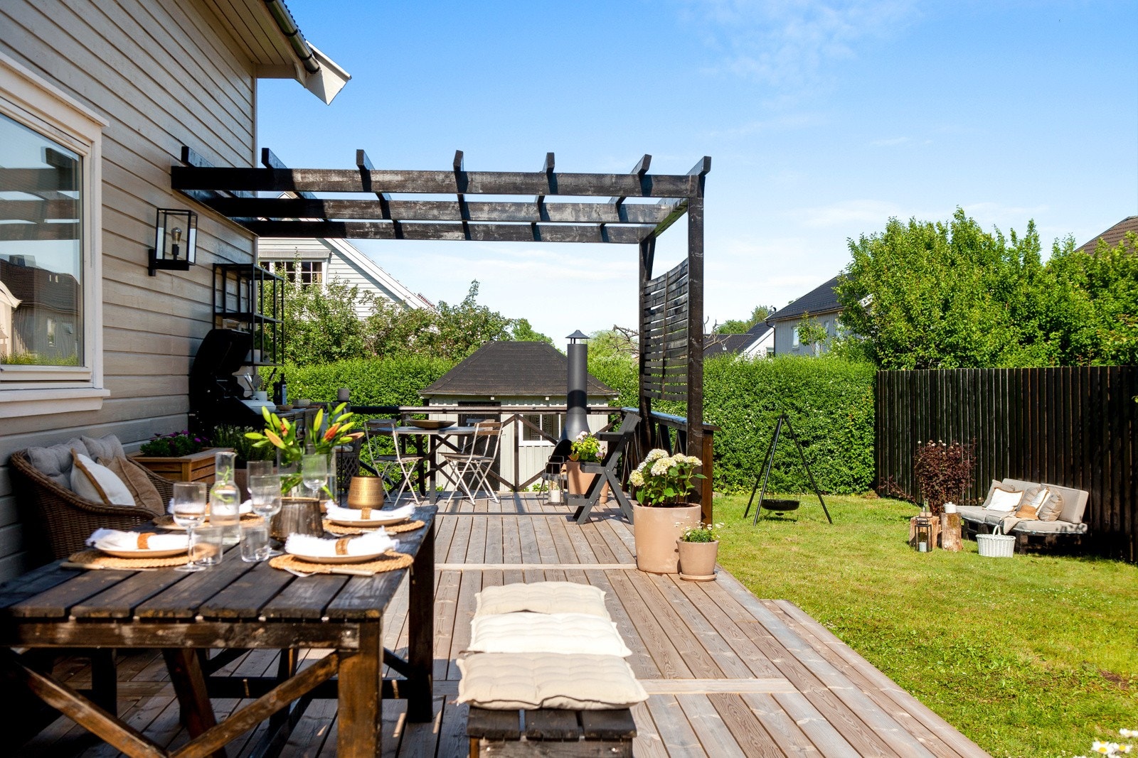Boligen har en meget koselig hage med lite innsyn og flott terrasse på ca. 63 kvm - oppført i 2022, samt nytt gjerde mot naboen fra 2023. Galleribilde
