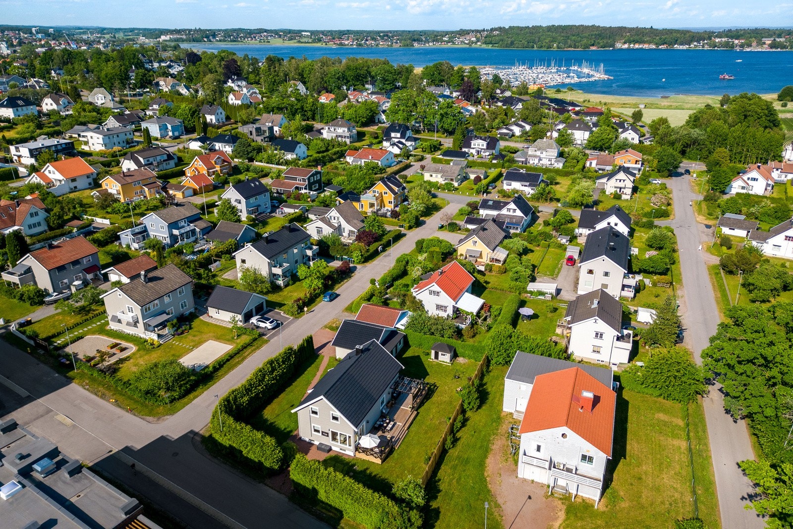 Eiendommen ligger i et barnevennlig og etablert boligområde på Teie ca. 2 km fra Tønsberg sentrum. Galleribilde