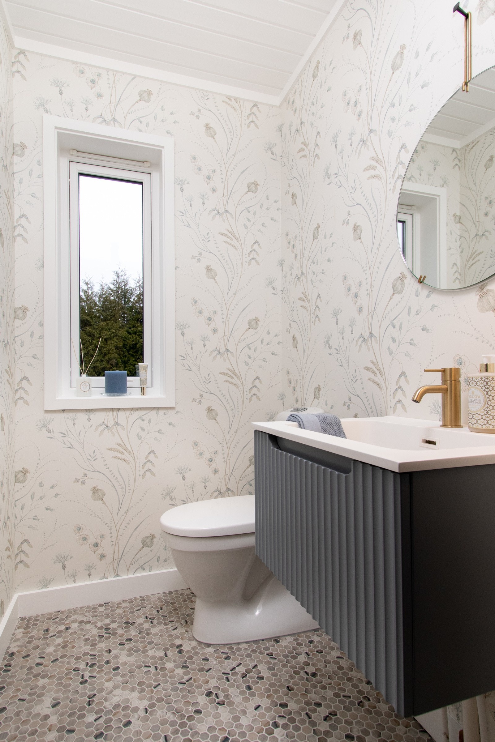 Wc-rommet i 1. etg har vakker engelsk tapet på veggene og italienske mosaikkfliser i heksagon mønster på gulvet. Galleribilde
