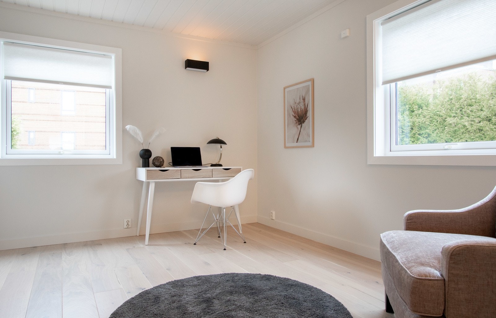 I første etasje finner man ett soverom eller kontor. Galleribilde