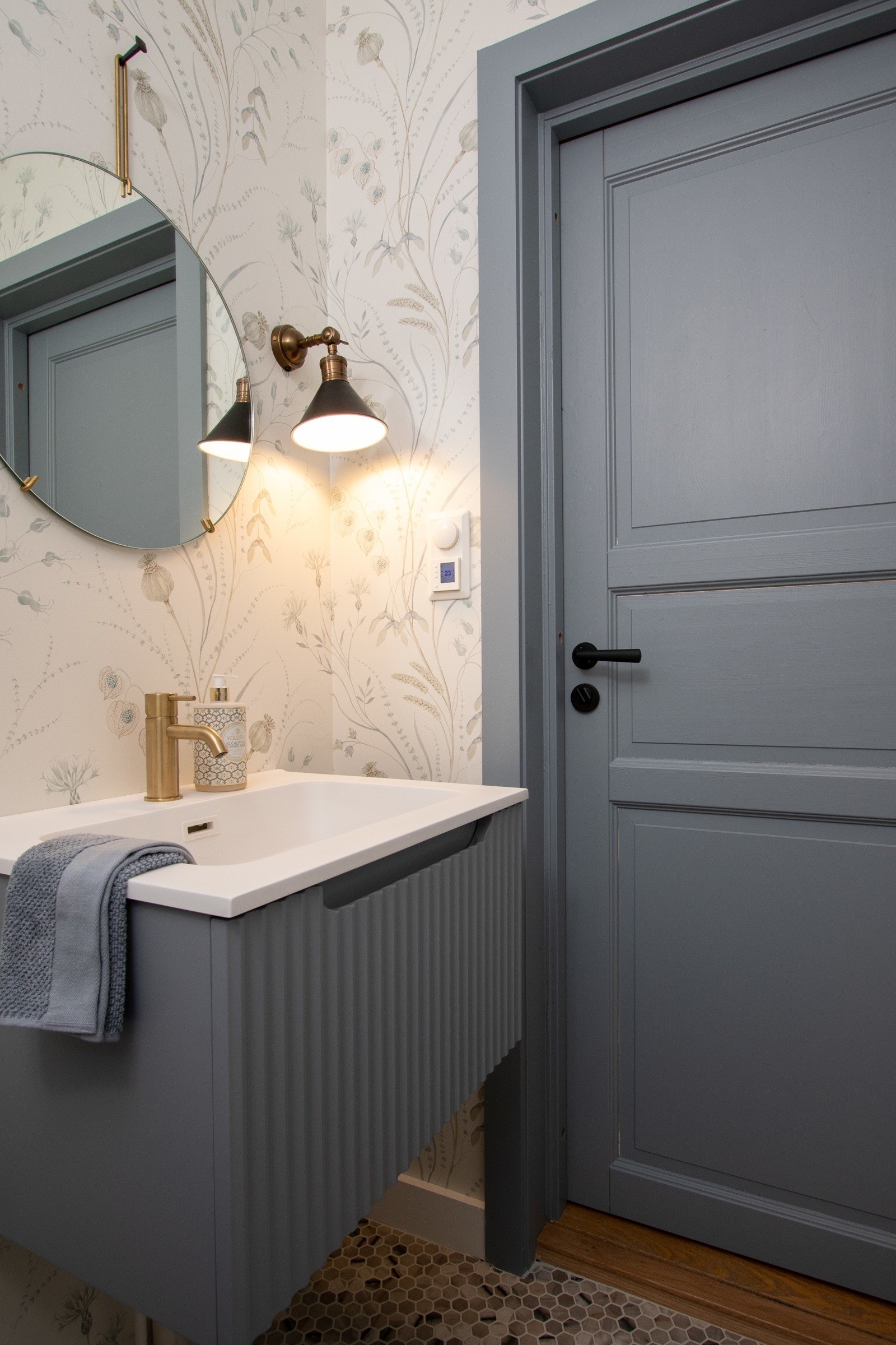 Det er montert et rundt speil med messing oppheng fra Bolina og italiensk vegg lampe. Galleribilde