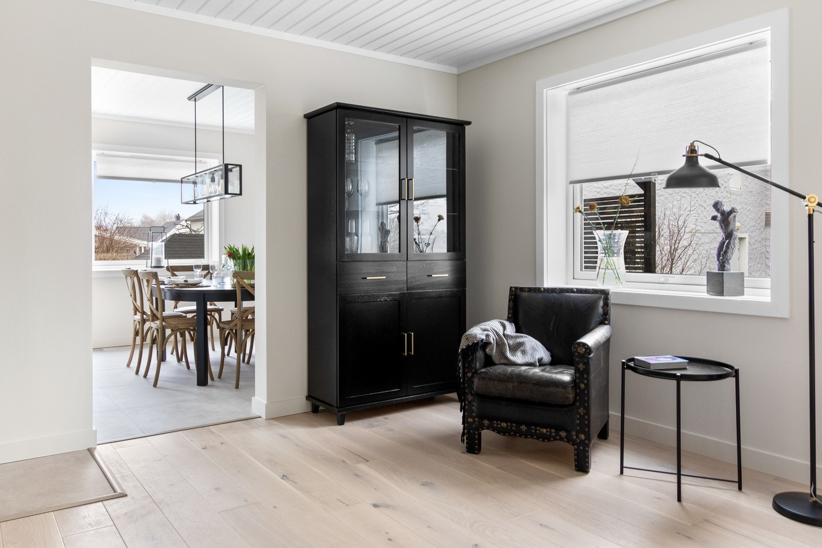 Hovedstuen er et åpent og virkelig lekkert allrom. Galleribilde