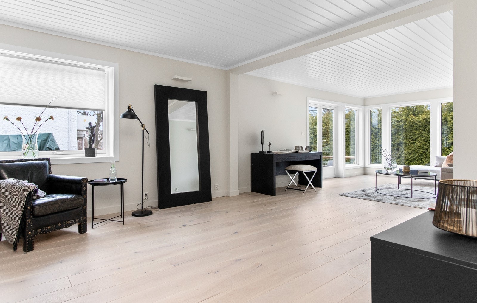 Det er svært god møbleringsfrihet i stuen, så her kan man enkelt innrede med flere sittegrupper - uten at det oppleves rotete. Galleribilde