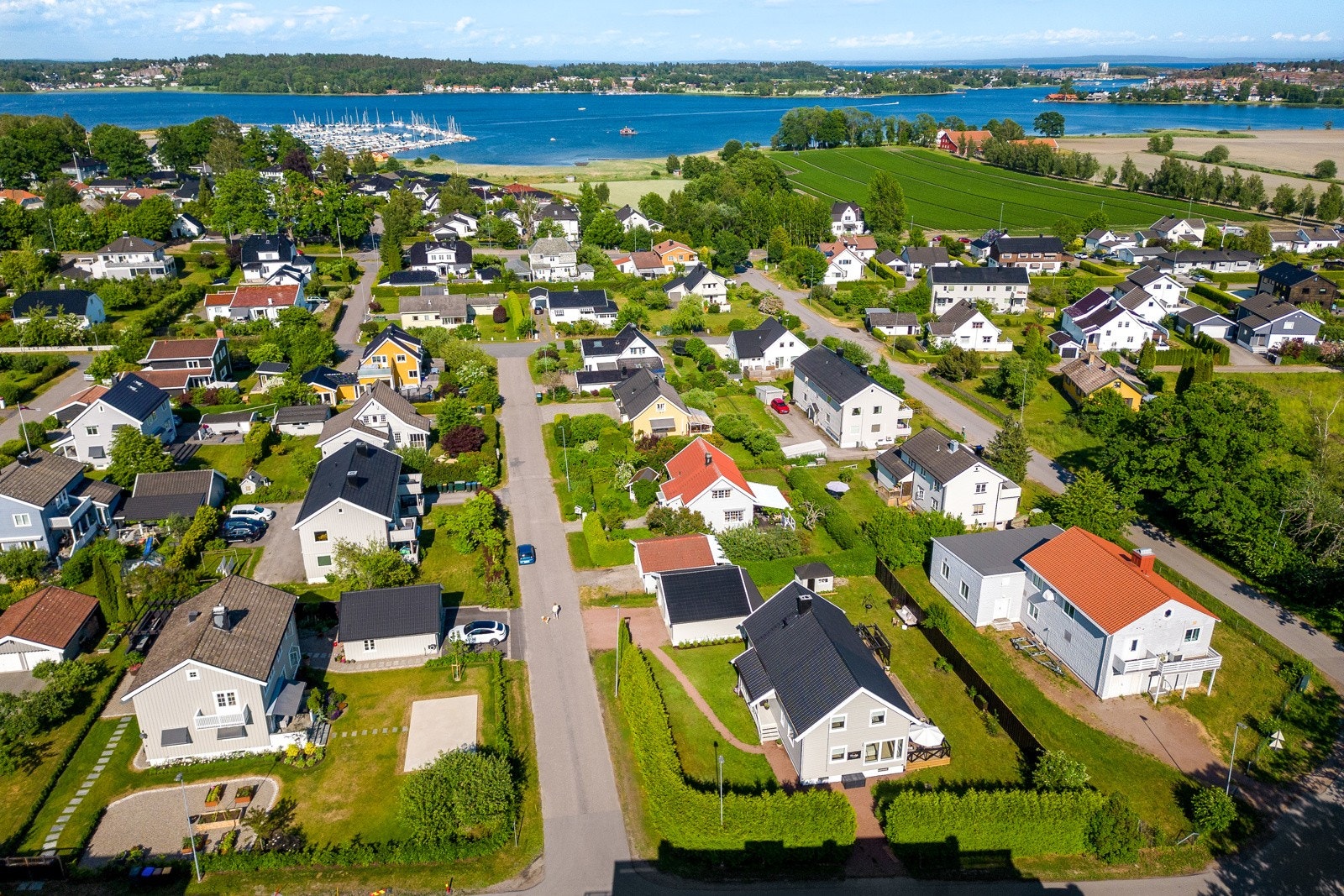 Fra eiendommen er det kort vei til barnehage, barneskole og ungdomsskole, samt bussholdeplass og Teie Torg med servicetilbud. Galleribilde