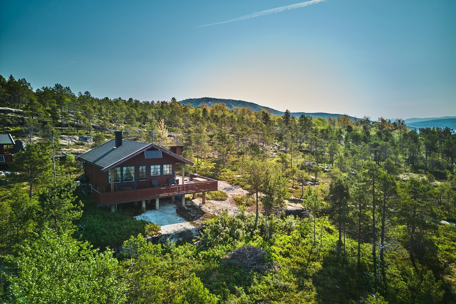 Hytta bygget på berg med fin og luftig furuskog rundt. Galleribilde