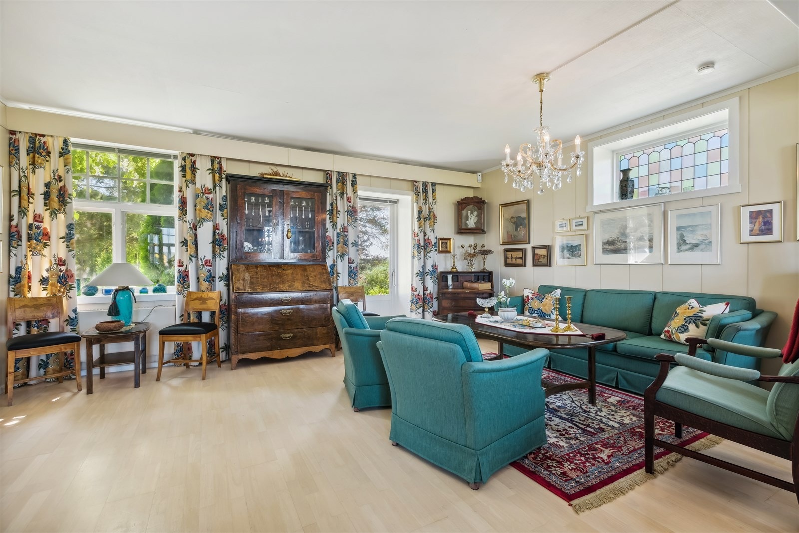 Fra stuen er det utgang til den fine hagen og uteområdene. Galleribilde