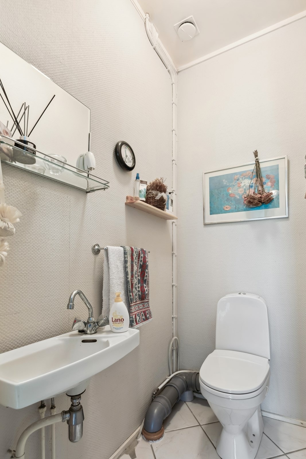 Toalettrom i 1. etasje er innredet med toalett og servant. Galleribilde