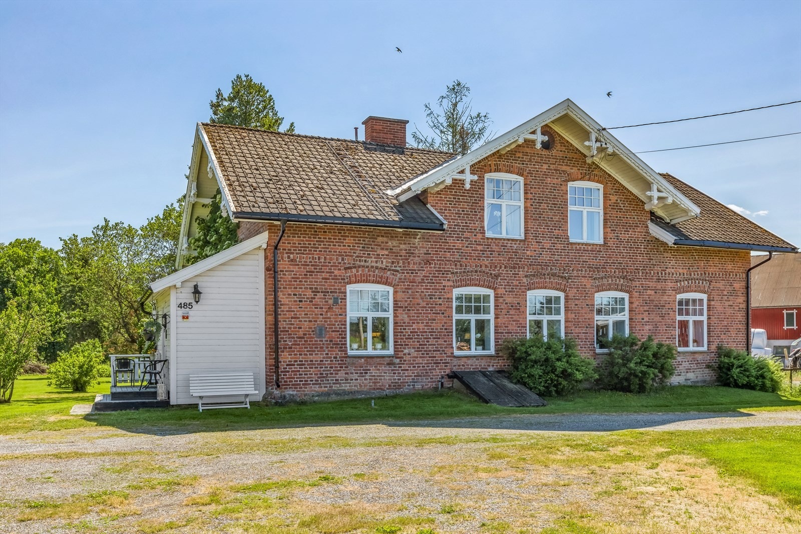 Gruset gårdsplass for ekstra parkering. Galleribilde