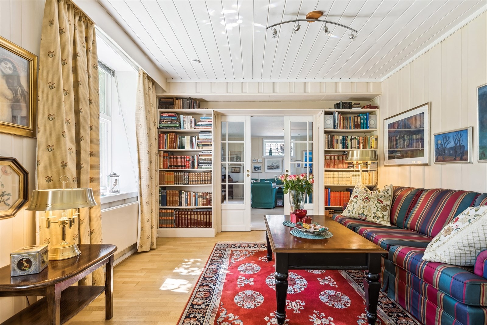 Boligen har to stuer som gir mulighet for at flere kan disponere stuene samtidig etter ulikt behov. Galleribilde