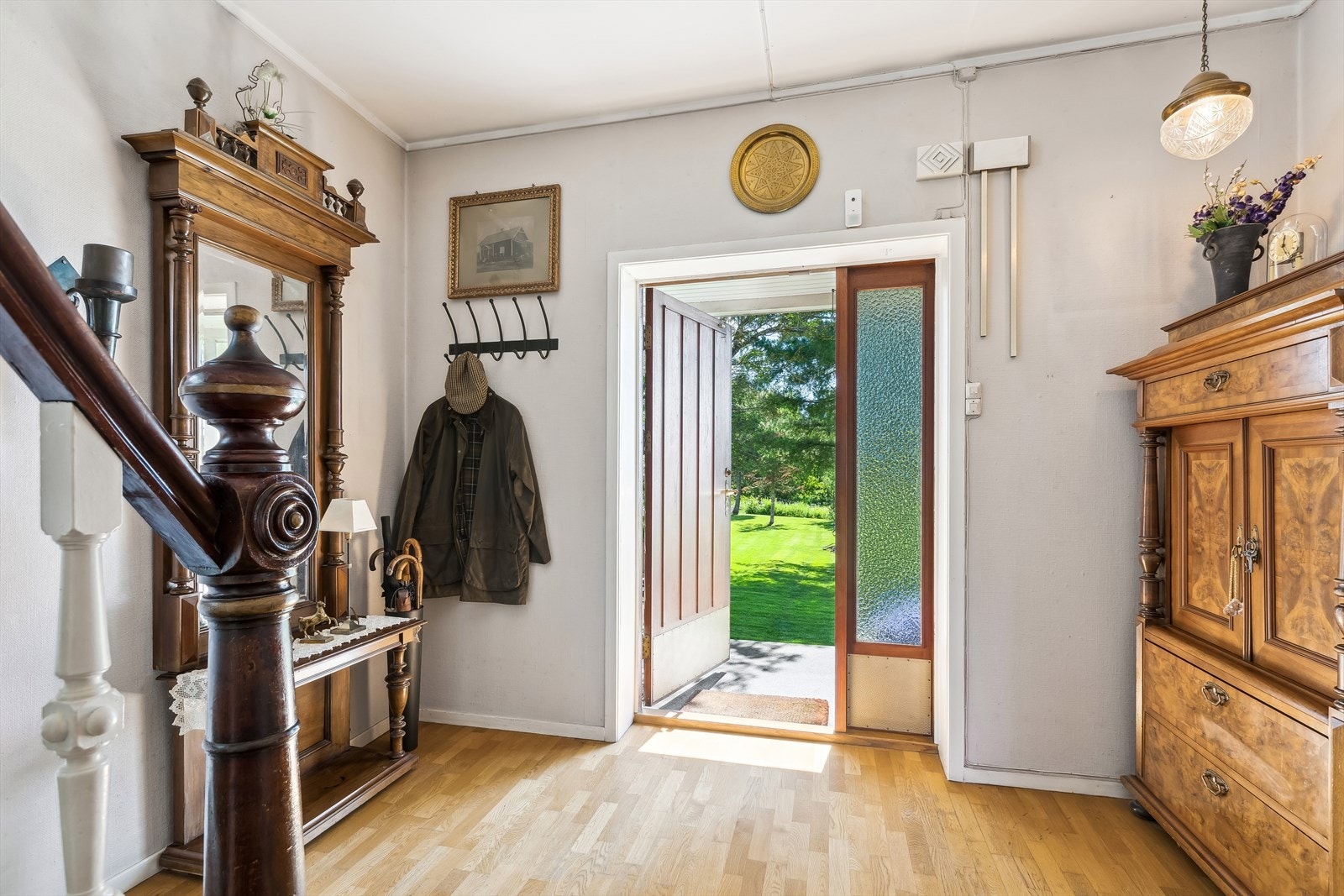 Du ønskes velkommen inn i en romslig entré med god plass til å henge fra yttertøy i tillegg til oppbevaringsmøbler. Galleribilde