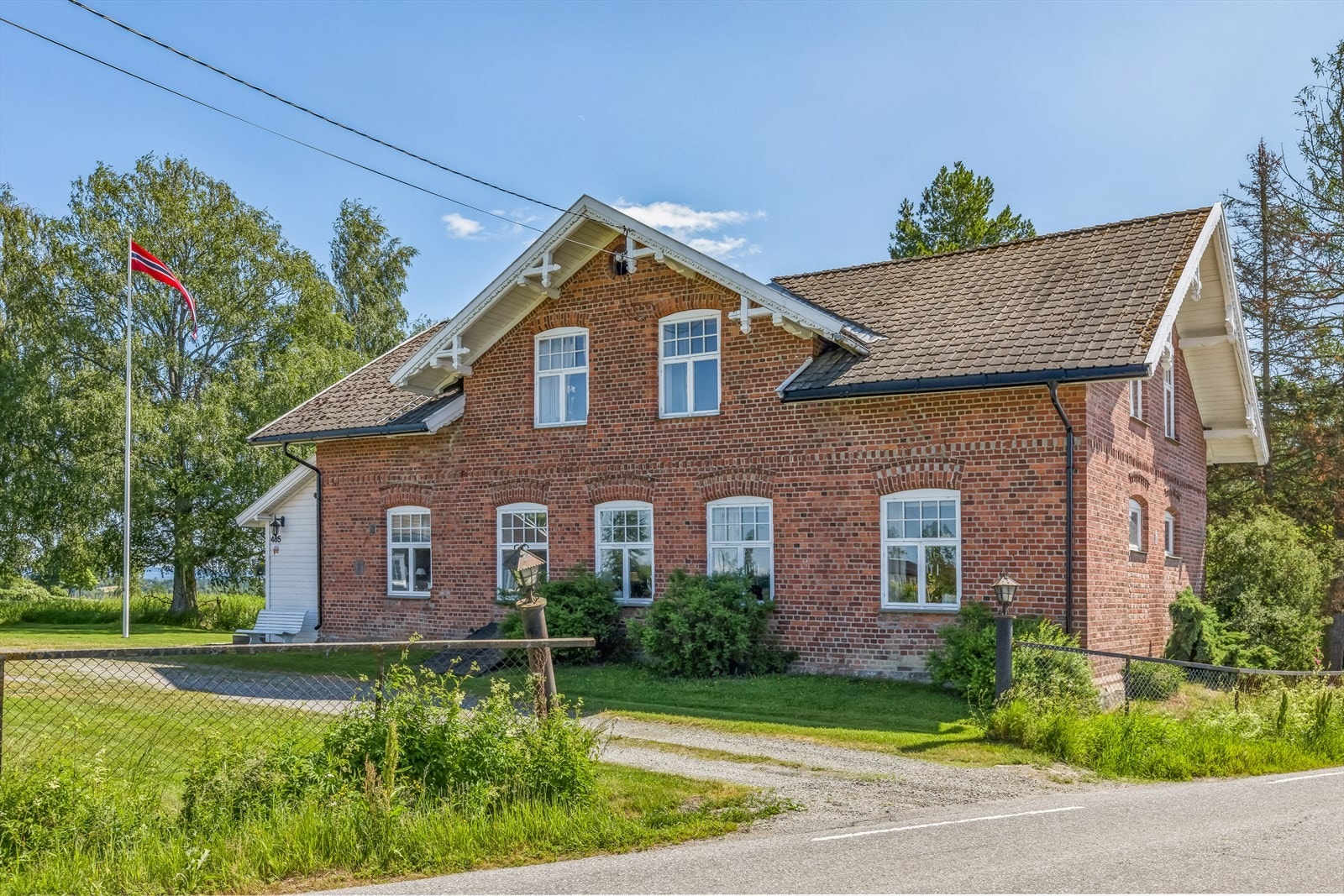 Eldre, unik og herskaplig villa om går over 3 plan med et bruksareal på 228 m². Galleribilde