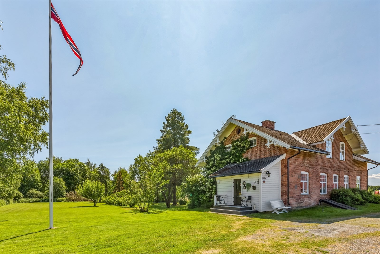 På tomten er det god plass til trampoline, ballspill m.m. Galleribilde