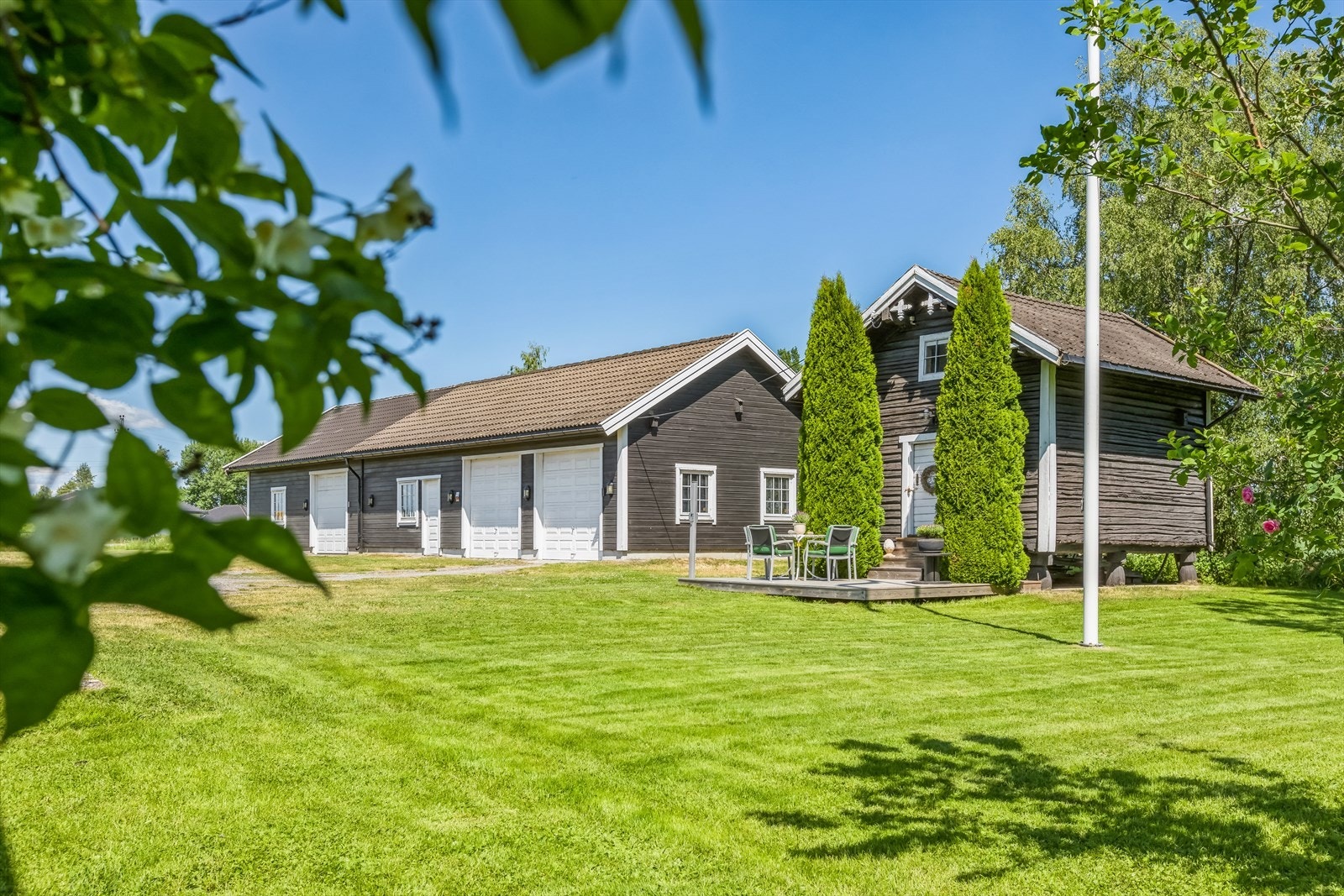 Stabbur med platting utenfor. Galleribilde