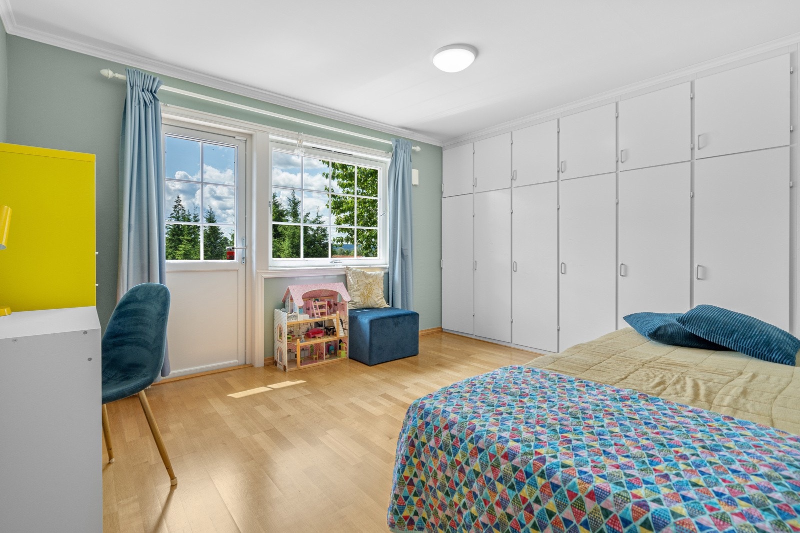 Rommet har utgang til terrassen. Galleribilde