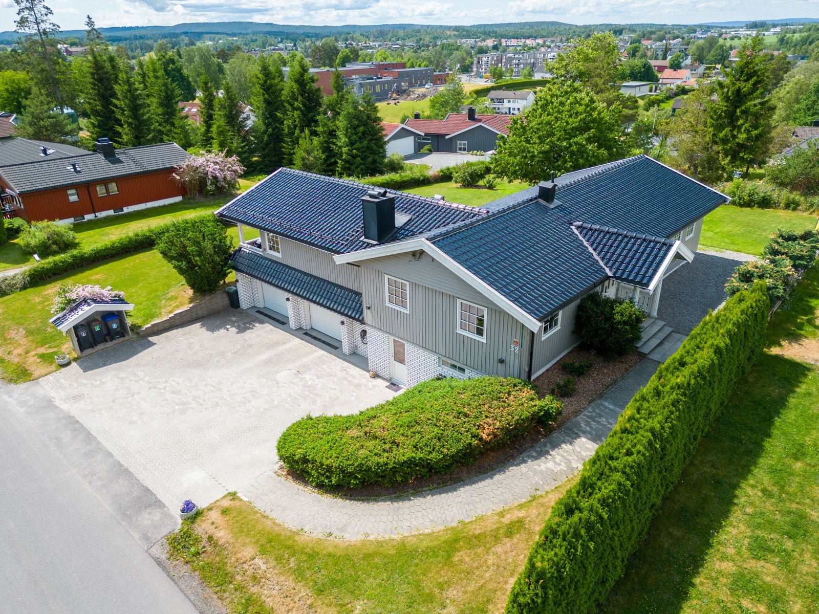 Pent opparbeidet, romslig og solrik tomt med flott utsikt. Galleribilde
